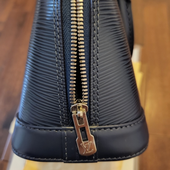 LV alma bb epi indigo - Picture 6 of 11